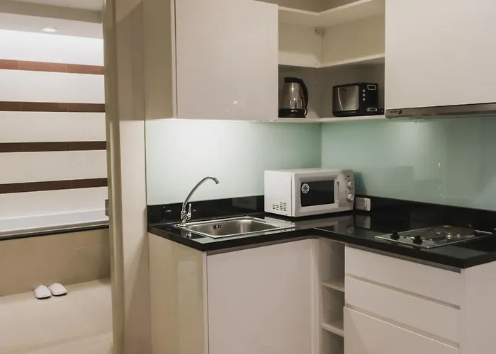 Aparthotel Beverly 33 Serviced By Prompt 3*